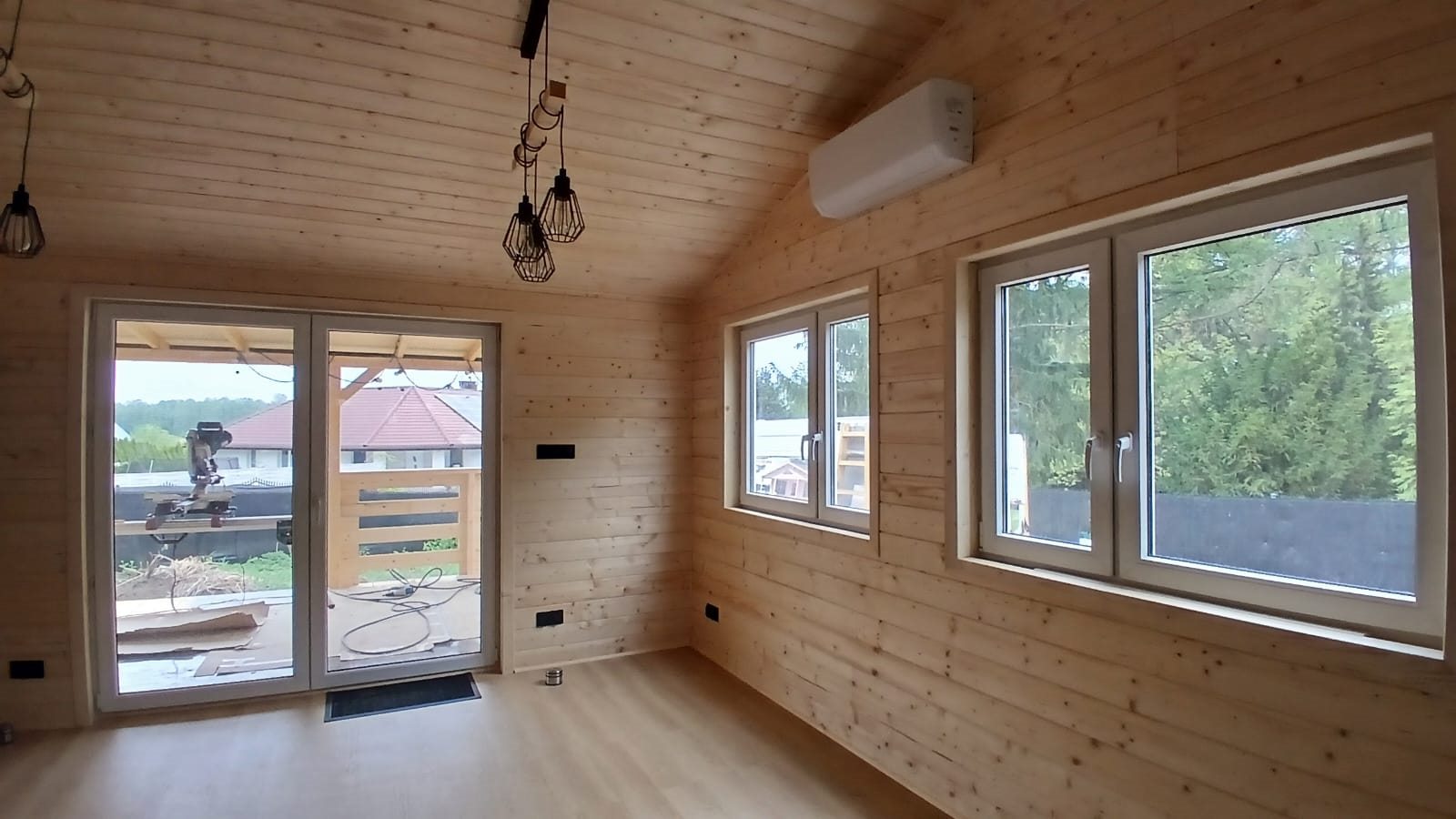 Jasny salon z dużymi oknami - realizacja Pan Domek