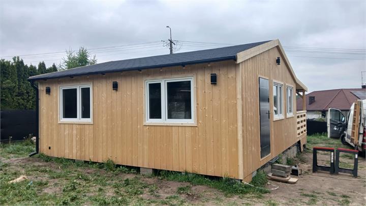 Domek drewniany z dużymi oknami - realizacja Pan Domek