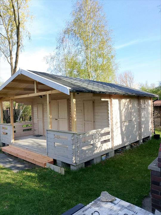 Gotowy domek drewniany z zadaszonym gankiem - realizacja Pan Domek