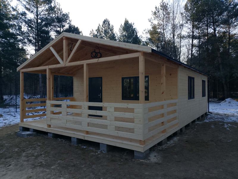 Domek drewniany z narożnym tarasem zimą - realizacja Pan Domek