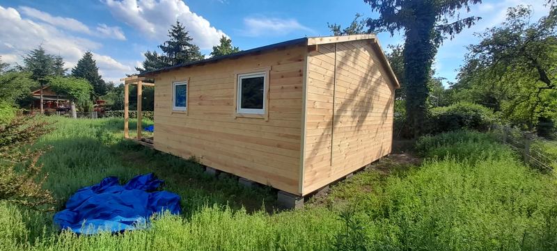 Domek drewniany podczas prac na działce - realizacja Pan Domek