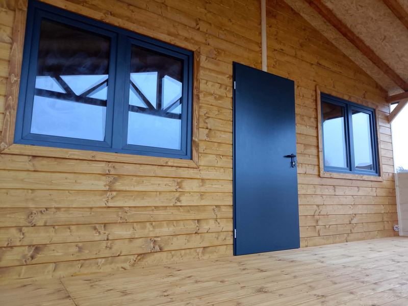 Wejście i stolarka okienna domku drewnianego - realizacja Pan Domek