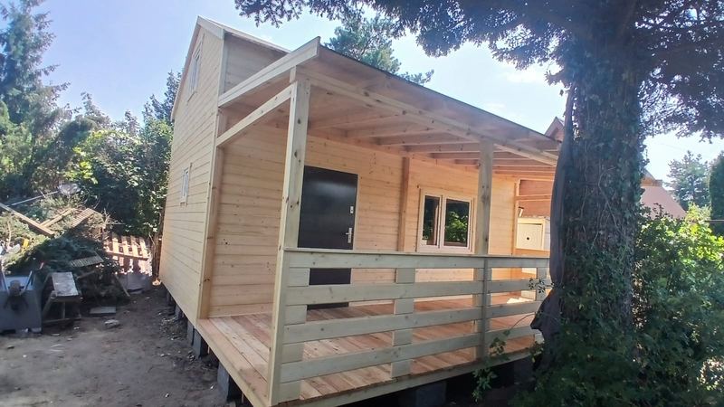 Domek drewniany z tarasem widziany od frontu - realizacja Pan Domek