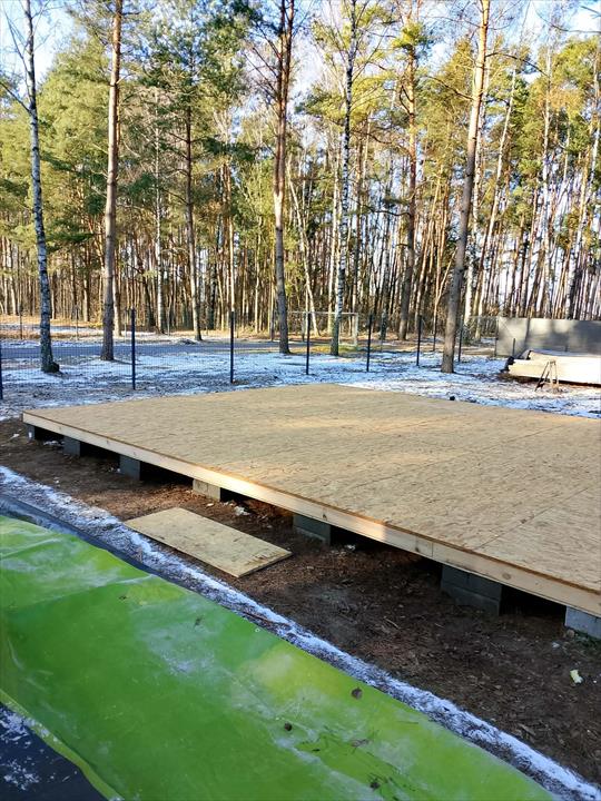Konstrukcja podłogi na przygotowanym podłożu - realizacja Pan Domek