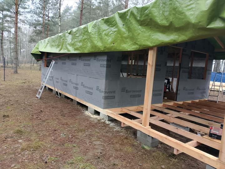Zabezpieczenie ścian i dachu podczas budowy - realizacja Pan Domek