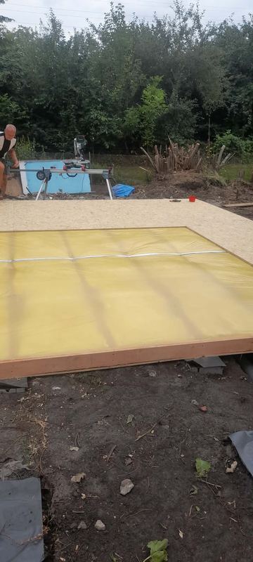 Izolacja podłogi podczas budowy domku - realizacja Pan Domek