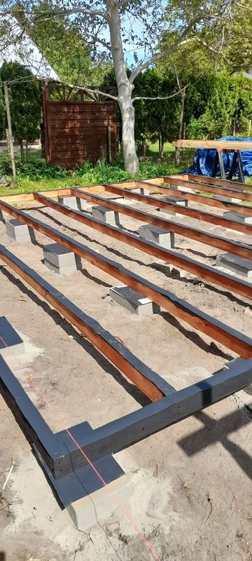 Legary podłogowe na przygotowanych podporach - realizacja Pan Domek