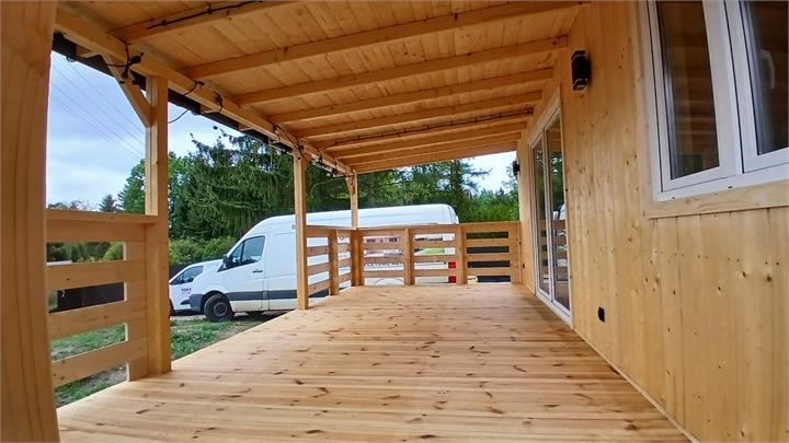 Długi taras wzdłuż elewacji - realizacja Pan Domek