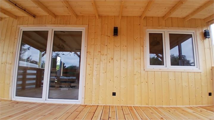 Taras przy przeszklonym wejściu - realizacja Pan Domek