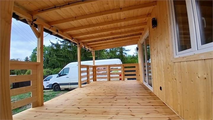 Drewniany taras pod dachem - realizacja Pan Domek