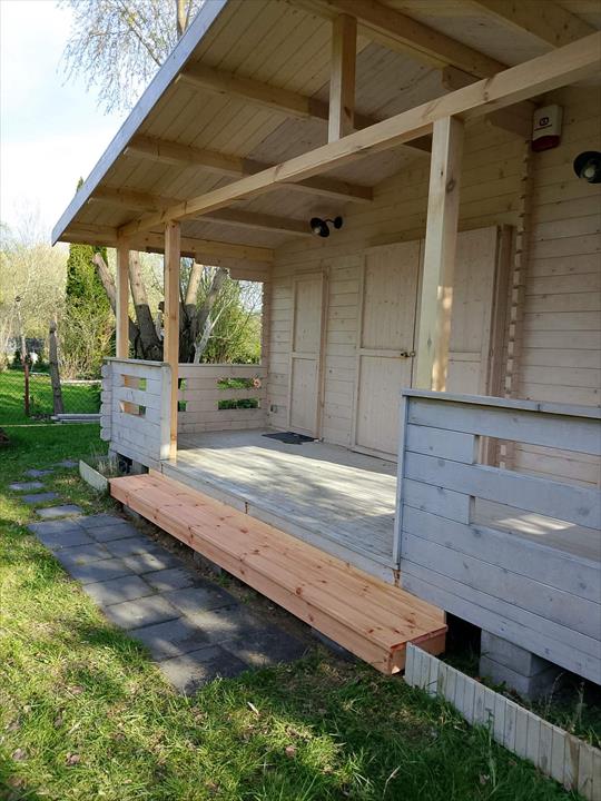Drewniany ganek z balustradą i schodami - realizacja Pan Domek