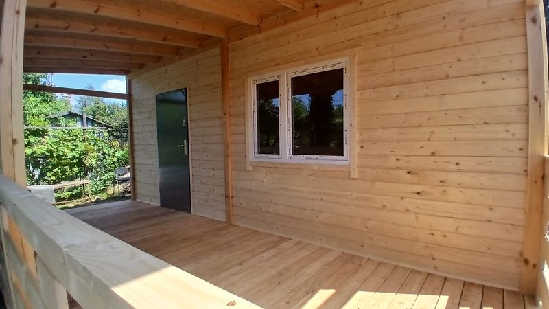 Zadaszony taras przy wejściu do domku - realizacja Pan Domek