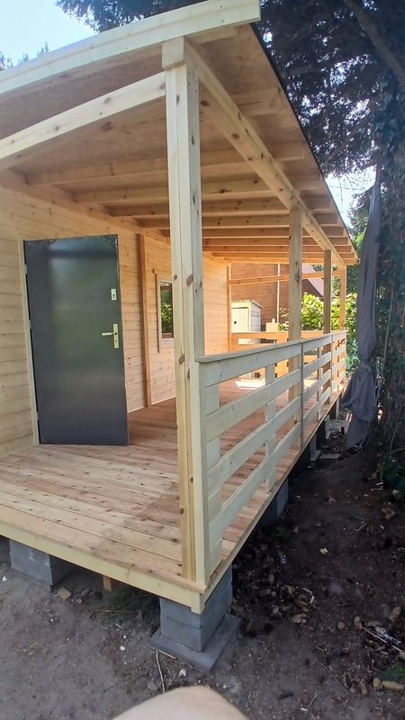 Wejście na taras z drewnianą balustradą - realizacja Pan Domek