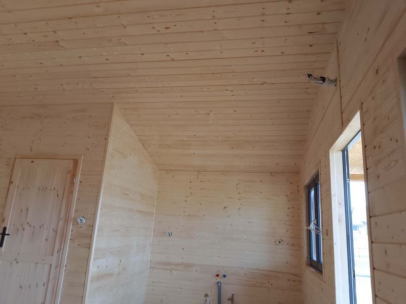 Wysokie drewniane wnętrze domku - realizacja Pan Domek