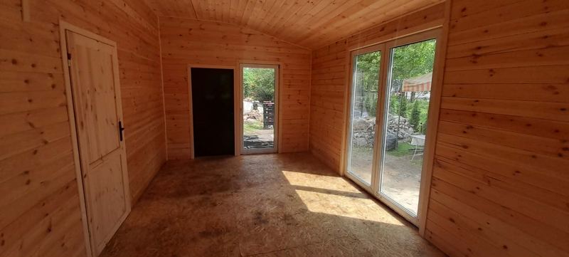 Jasne wnętrze domku z dużym przeszkleniem - realizacja Pan Domek